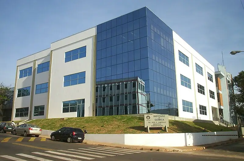 Fachada moderna do Instituto de Química da Unicamp, com estrutura de vidro e concreto localizada em Campinas, São Paulo