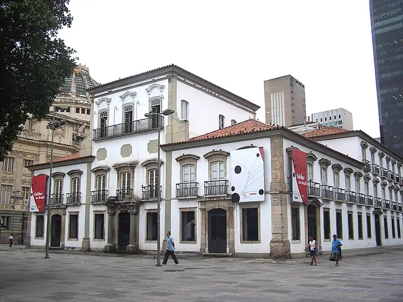 Fachada do Paço Imperial, edifício histórico do século XVIII localizado no centro do Rio de Janeiro, com estilo colonial português preservado