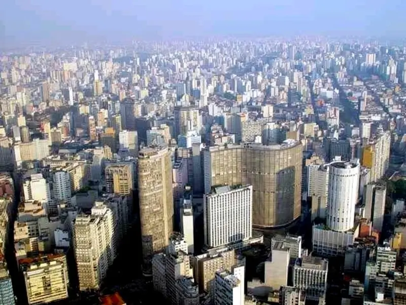 Vista aérea do centro da cidade de São Paulo, com dezenas de edifícios altos distribuídos em meio à urbanização densa da capital paulista
