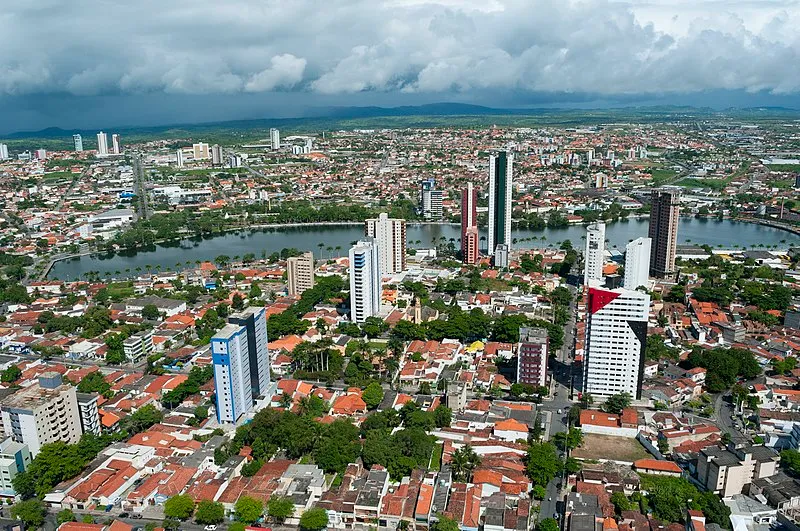 Vista aérea do Açude Velho e da cidade de Campina Grande, Paraíba