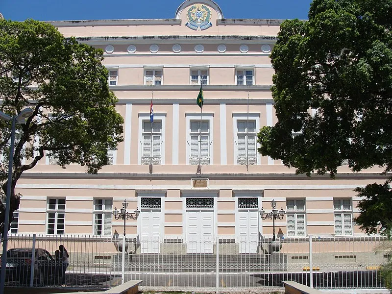 Fachada da Assembleia Legislativa do Estado de Alagoas com bandeiras hasteadas