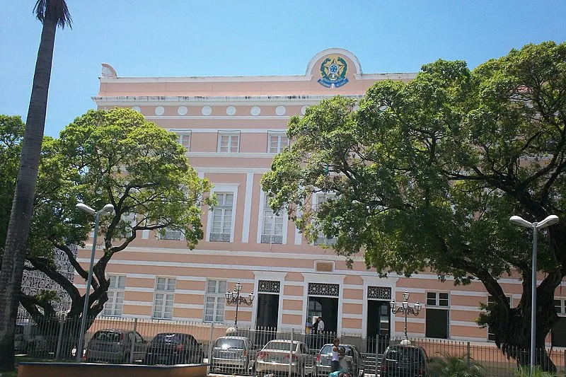 Fachada da Assembleia Legislativa de Alagoas, com arquitetura histórica e árvores ao redor