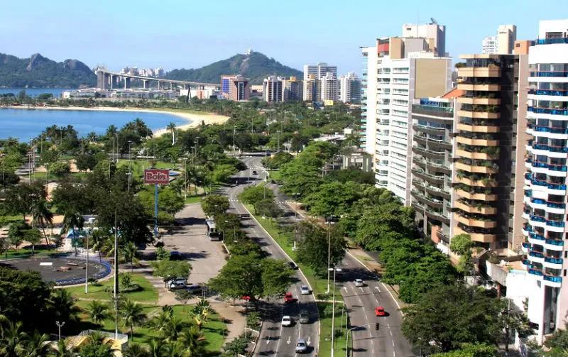 Vista aérea da Avenida Saturnino de Brito em Vitória, Espírito Santo