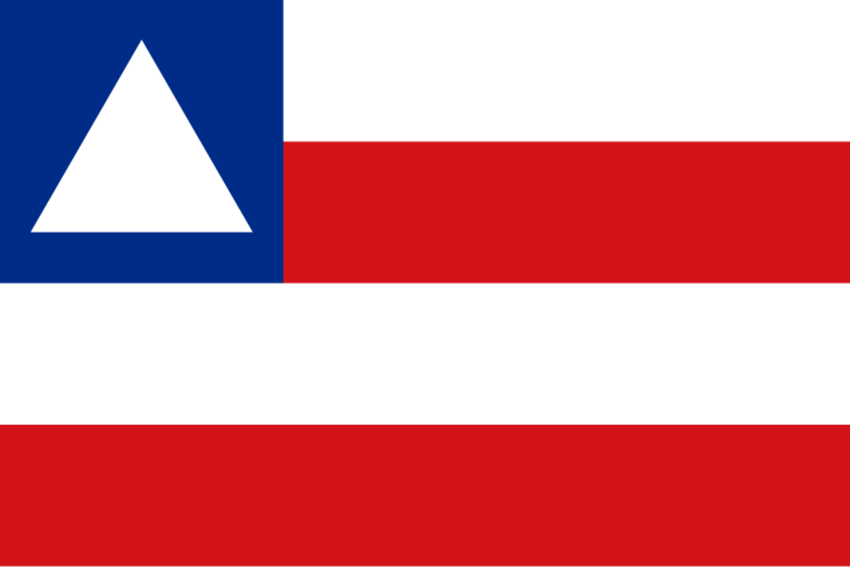 Bandeira do estado da Bahia, Brasil, com listras vermelhas, brancas e um triângulo branco em campo azul