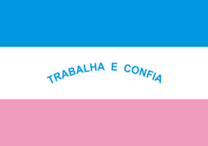 Bandeira do estado do Espírito Santo com faixas azul, branca e rosa e o lema "Trabalha e Confia"