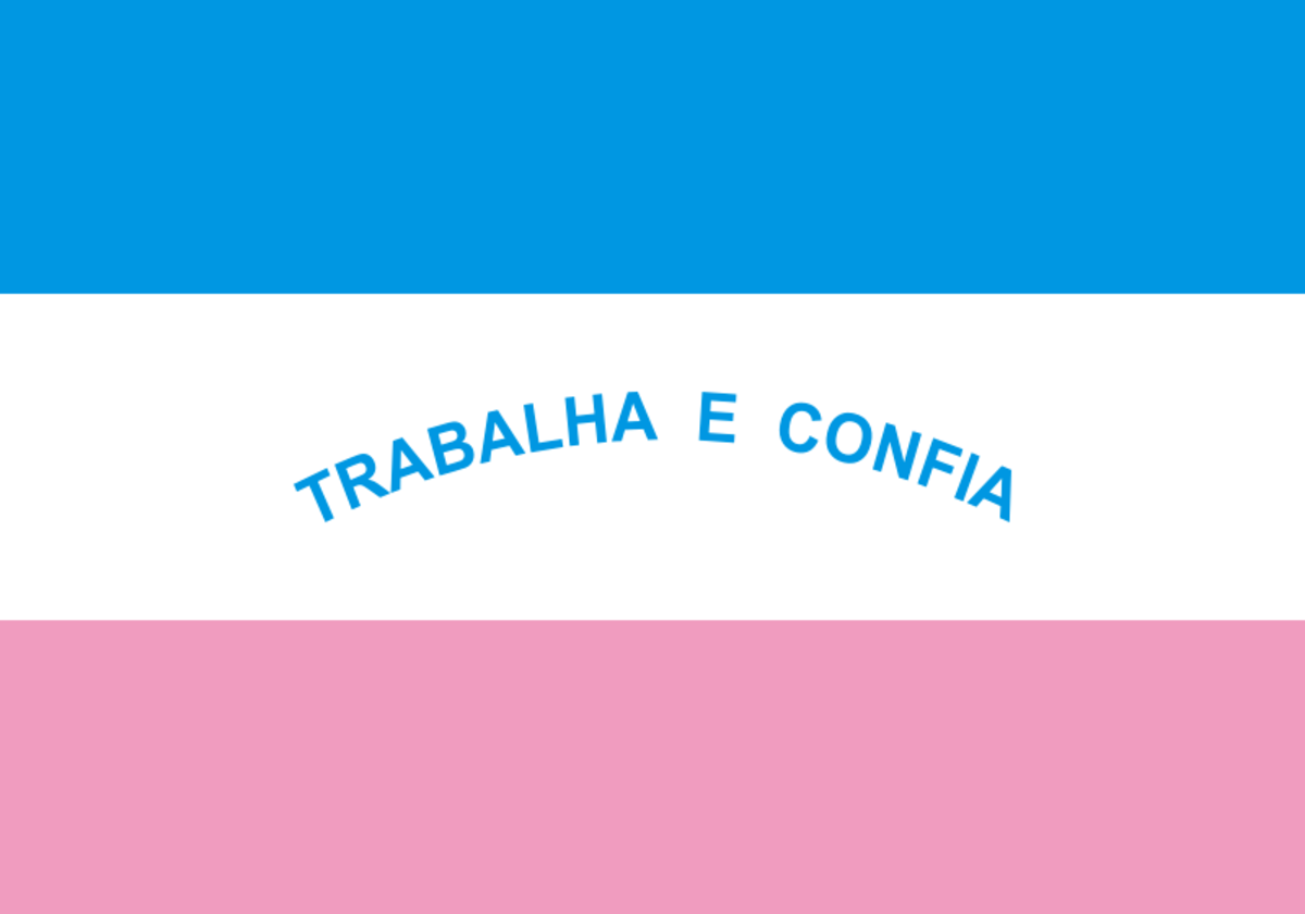 Bandeira do estado do Espírito Santo com faixas azul, branca e rosa e o lema "Trabalha e Confia"