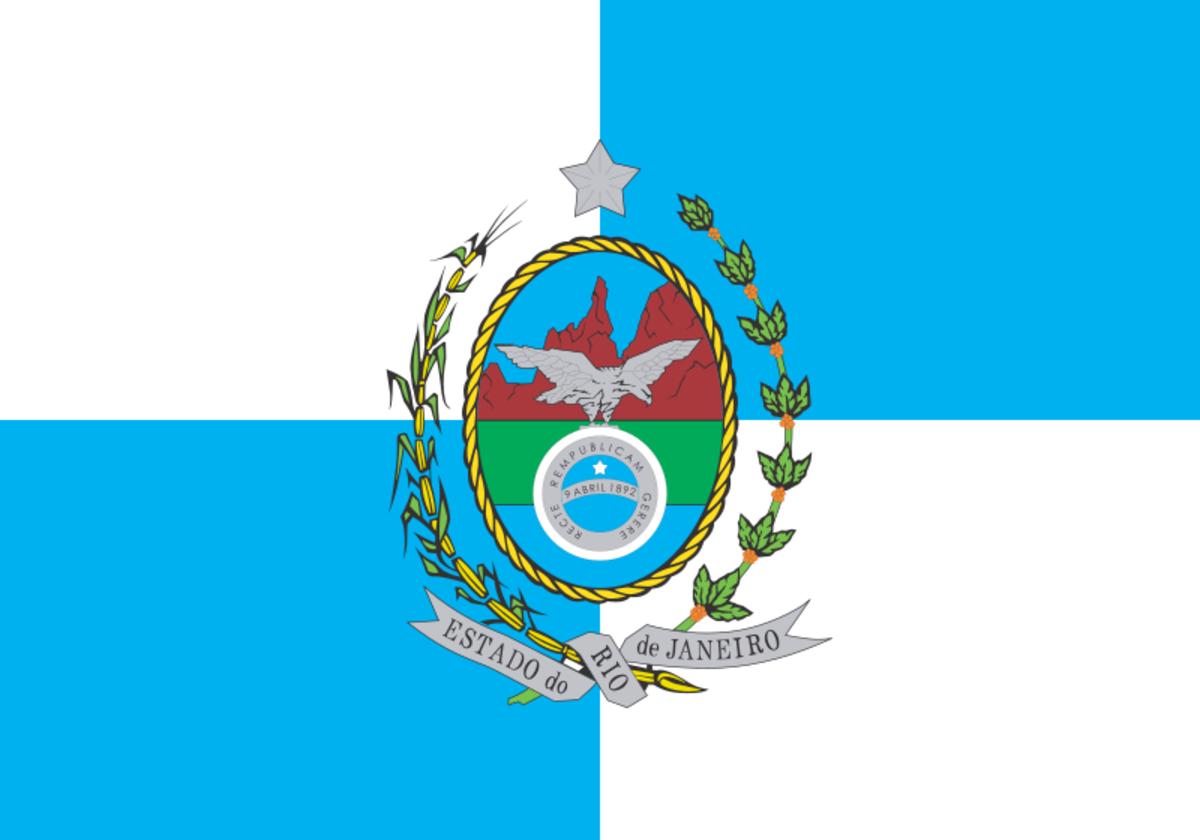 Bandeira do estado do Rio de Janeiro com quadrantes em azul e branco e brasão central com montanhas, águia, estrelas e ramos