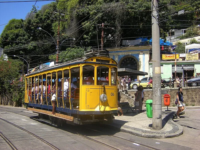 bondinho amarelo de Santa Teresa circulando pelas ruas do Rio de Janeiro