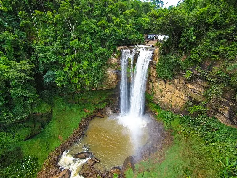 Vista aérea da Cachoeira de Matilde com mata ao redor e queda d'água em destaque