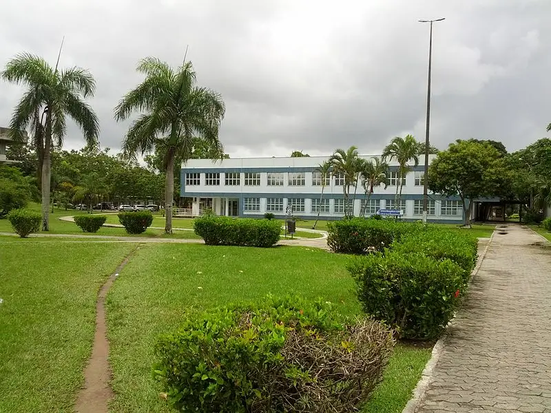 Vista do campus principal da Universidade Federal do Espírito Santo (UFES) em Vitória, com jardins e prédio acadêmico