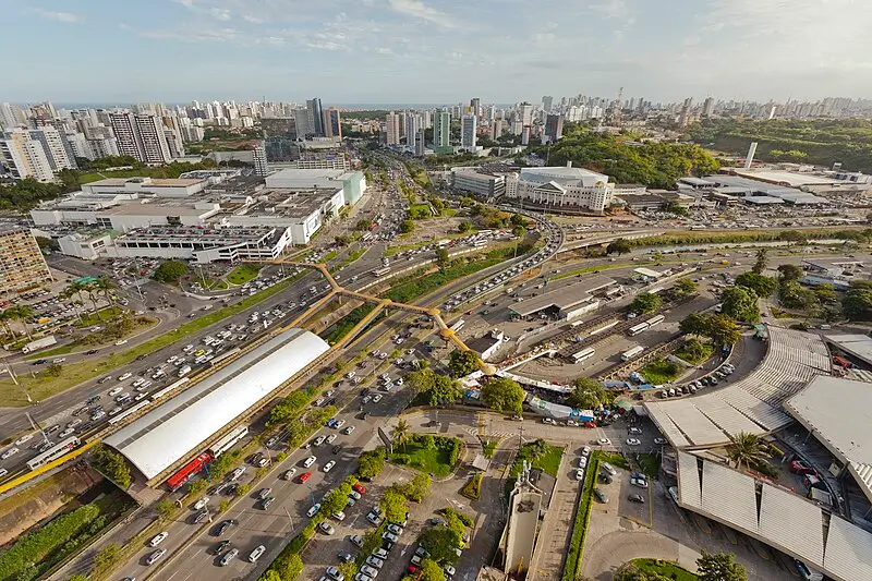 Vista aérea do Centro Comercial Iguatemi e do Terminal Rodoviário de Salvador, com prédios e vias movimentadas ao fundo