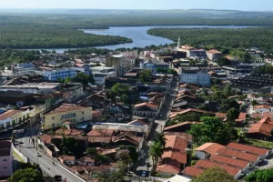 Vista aérea do Centro Histórico de João Pessoa, Paraíba, com rios e mata ao fundo