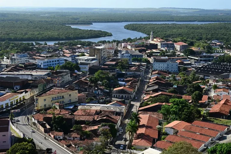 Vista aérea do Centro Histórico de João Pessoa, Paraíba, com rios e mata ao fundo