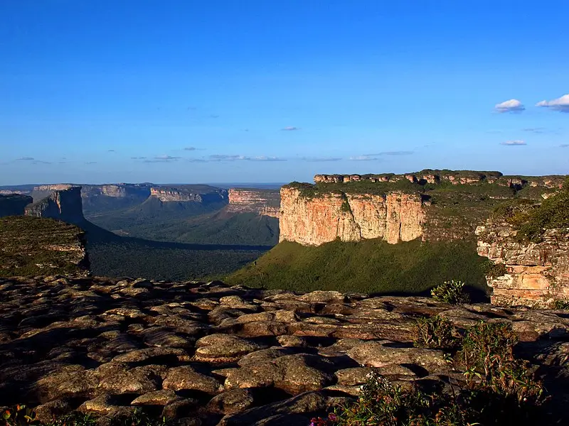 Vista panorâmica das formações rochosas da Chapada Diamantina, na Bahia, com vegetação ao redor