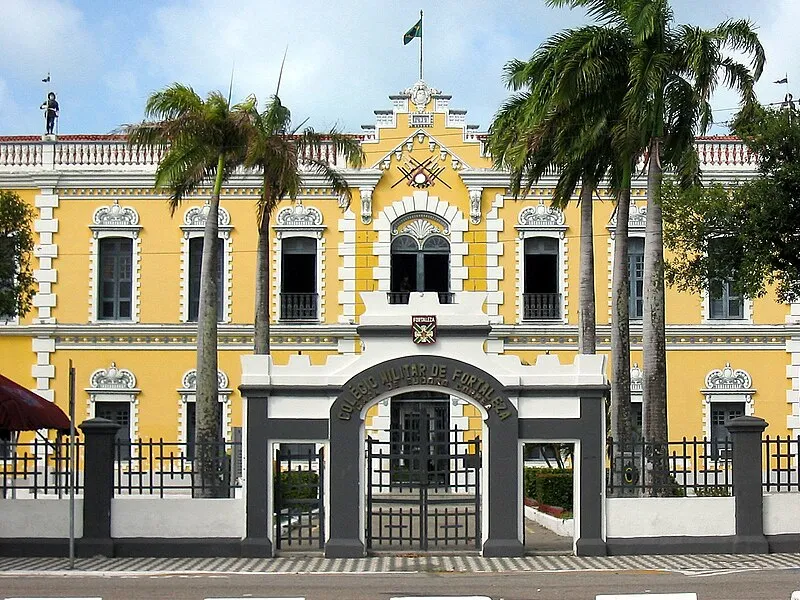 Fachada do Colégio Militar de Fortaleza com arquitetura colonial amarela e detalhes brancos
