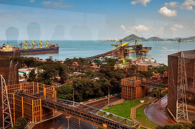 Vista do Complexo Portuário de Tubarão em Vitória, Espírito Santo, com navios cargueiros e estrutura de carregamento