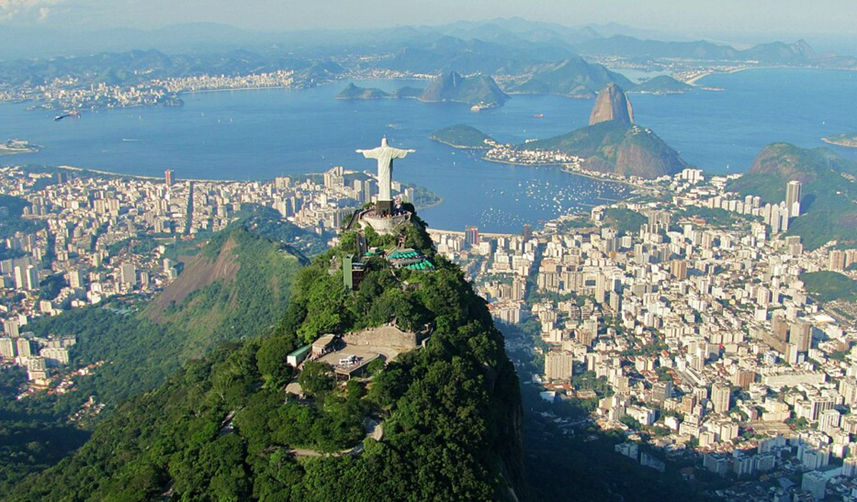 Vista aérea do Cristo Redentor sobre o Corcovado com a cidade do Rio de Janeiro e a Baía de Guanabara ao fundo