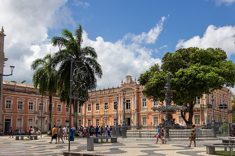 Fachada histórica da Faculdade de Medicina da Bahia em Salvador, com praça e árvores em frente