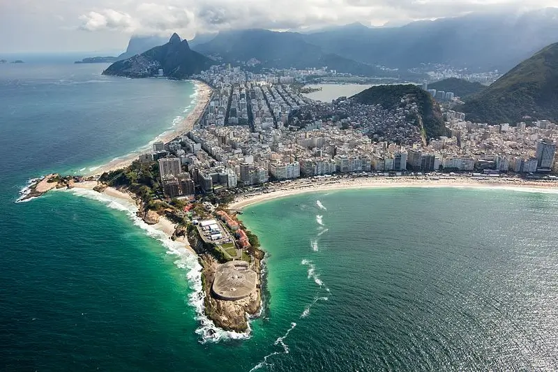 Vista aérea do Forte de Copacabana com a praia de Copacabana e o Morro Dois Irmãos ao fundo na cidade do Rio de Janeiro