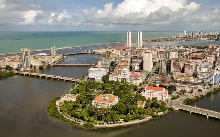 Vista aérea da Ilha de Antônio Vaz e do centro da cidade do Recife, em Pernambuco