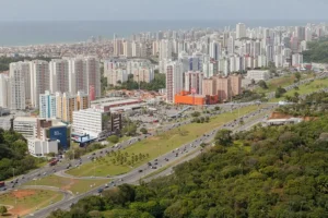 Vista aérea do bairro Imbuí e da Avenida Paralela, em Salvador, com prédios modernos e tráfego intenso