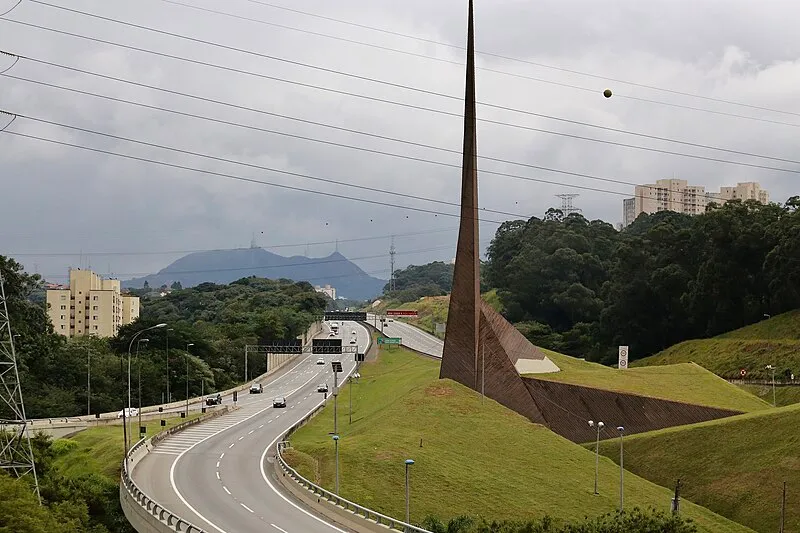 Início da Rodovia dos Bandeirantes em São Paulo com monumento triangular na entrada