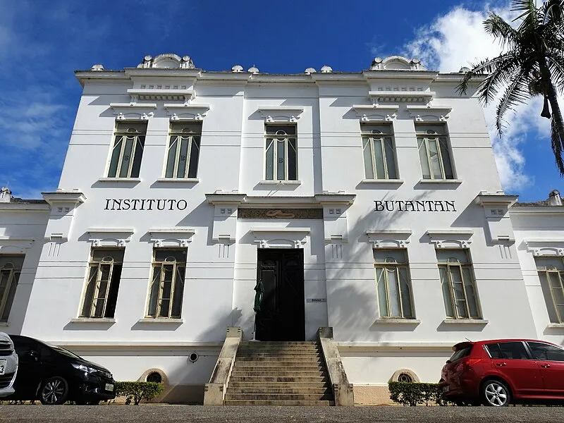 Fachada do Instituto Butantan em São Paulo com arquitetura clássica