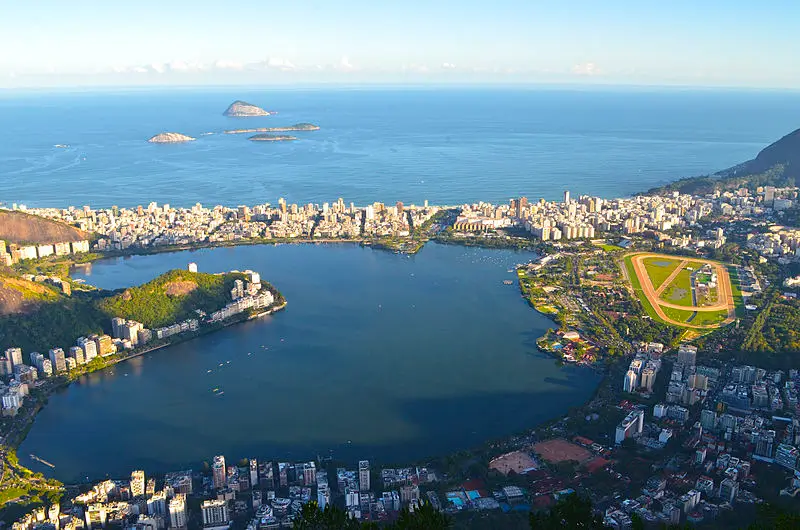 Vista aérea da Lagoa Rodrigo de Freitas com o mar ao fundo e o Jockey Club Brasileiro à direita