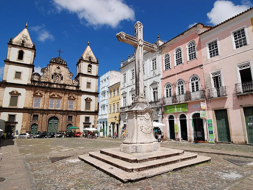 Largo do Pelourinho em Salvador com a Cruz e a Igreja de São Francisco ao fundo