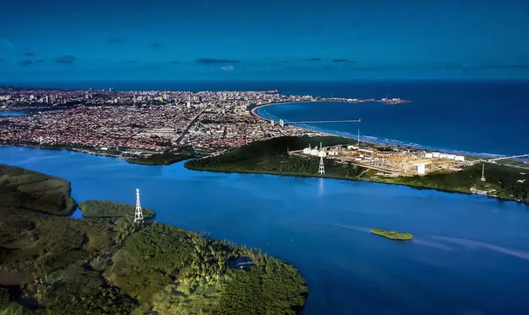 Vista aérea da cidade de Maceió com litoral, zona urbana e áreas de vegetação