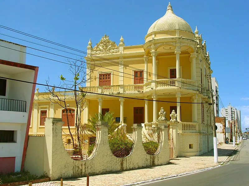 Fachada do Museu Théo Brandão com arquitetura histórica em tons amarelos, em Maceió