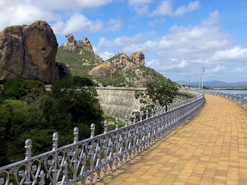 Barragem do Açude Cedro em Iguatu, Ceará, com rochas ao fundo