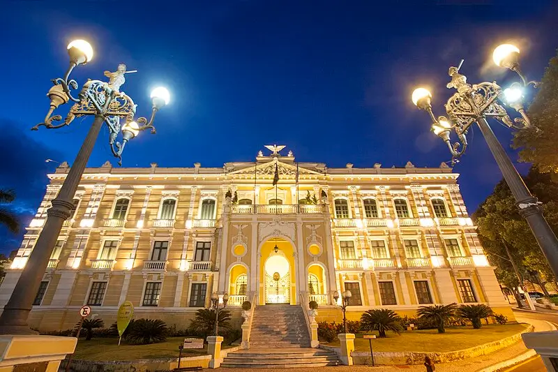 Fachada iluminada do Palácio Anchieta à noite em Vitória, Espírito Santo