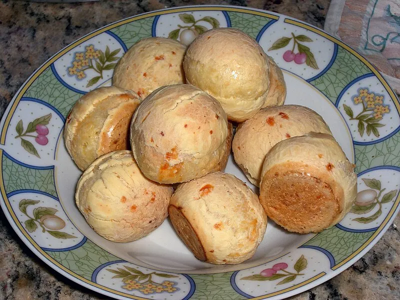Pão de queijo tradicional de Minas Gerais servido em prato decorado