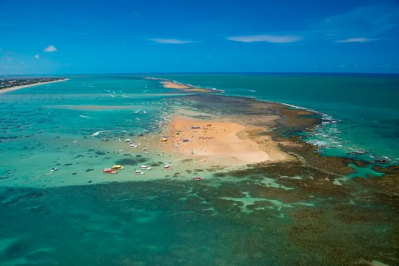 Vista aérea do Parque Estadual Marinho de Areia Vermelha em Cabedelo, Paraíba