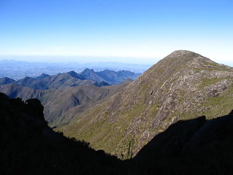 Vista panorâmica do Parque Nacional do Caparaó com o Pico da Bandeira em destaque