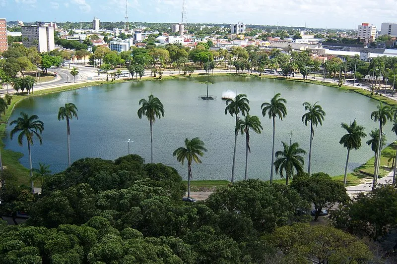Lagoa e palmeiras no Parque Sólon de Lucena em João Pessoa, Paraíba