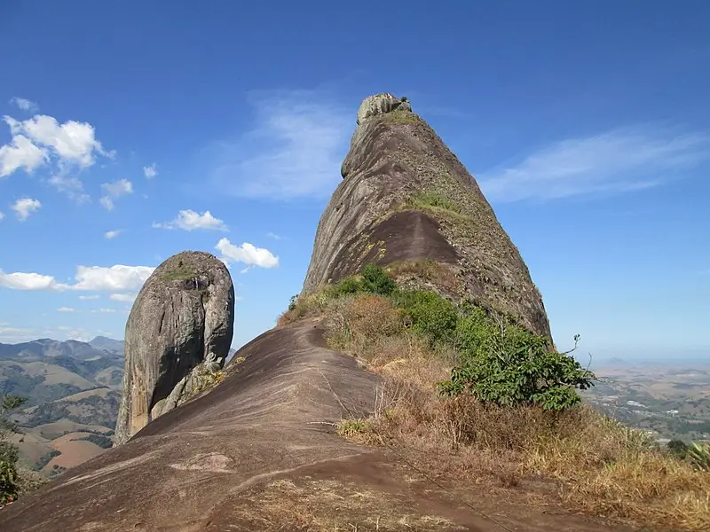 Trilha que leva à Pedra do Frade e a Freira no Espírito Santo, com céu azul e vegetação ao redor