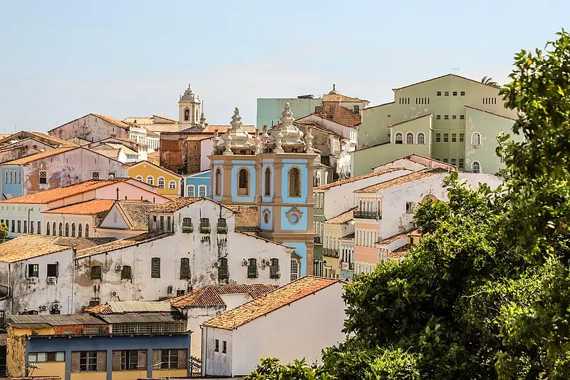 Vista das construções coloniais coloridas do Pelourinho, no centro histórico de Salvador, Bahia