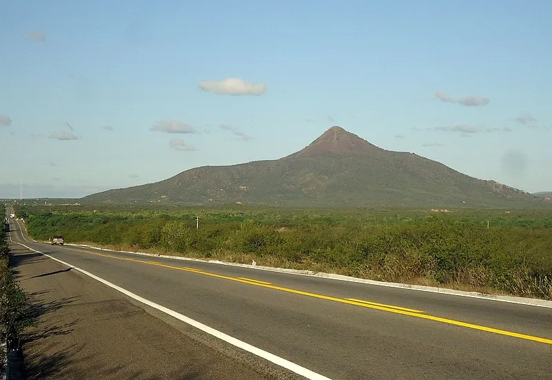 Pico do Cabugi visto da estrada no interior do Rio Grande do Norte