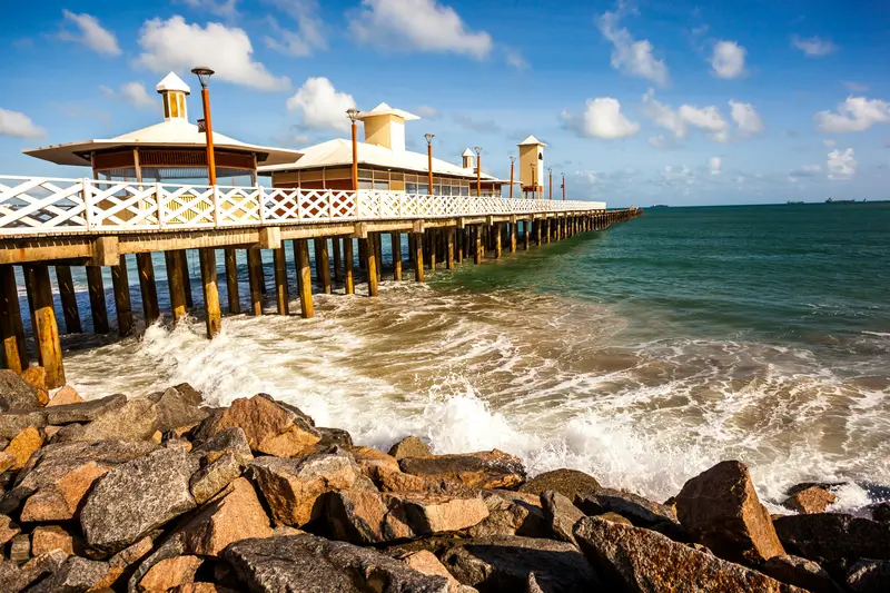 Ponte dos Ingleses avançando sobre o mar em Fortaleza