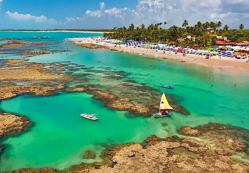Piscinas naturais com jangadas em Porto de Galinhas, em Pernambuco