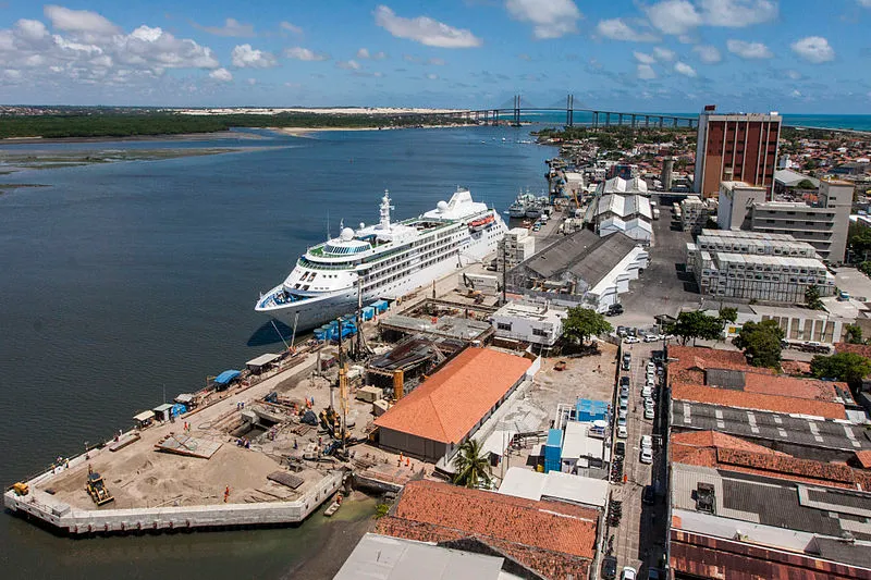 Vista aérea do Porto de Natal, no Rio Grande do Norte, com navio atracado