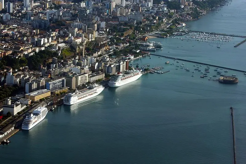 Vista aérea do Porto de Salvador com navios de cruzeiro atracados e a cidade ao fundo