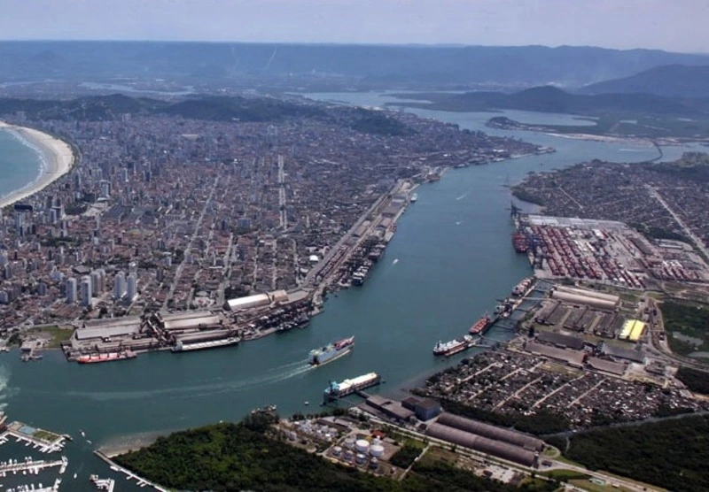 Vista aérea do Porto de Santos com a cidade e navios atracados