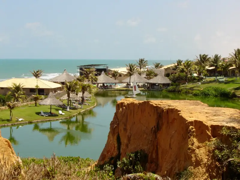 Vista da Praia das Fontes em Beberibe, Ceará, com falésias, lago e mar ao fundo