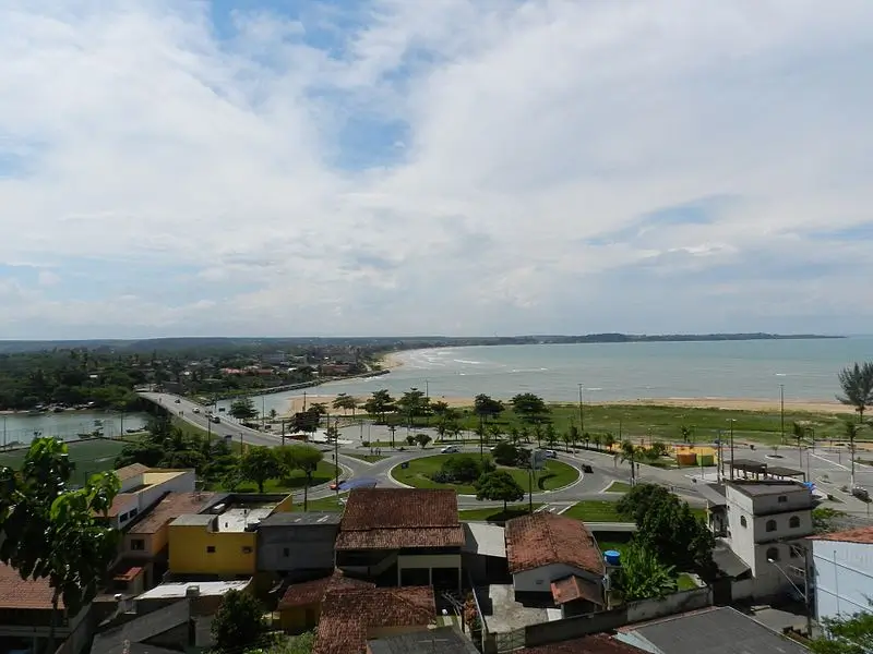 Vista da Praia Grande em Fundão com rotatória arborizada, casas e o mar ao fundo