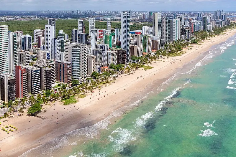 Vista aérea da Praia de Boa Viagem com a Avenida Boa Viagem e prédios modernos no Recife, Pernambuco
