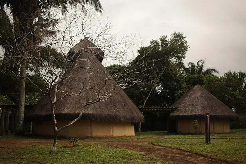Réplica de ocas de palha da sede administrativa do Quilombo dos Palmares em meio à vegetação