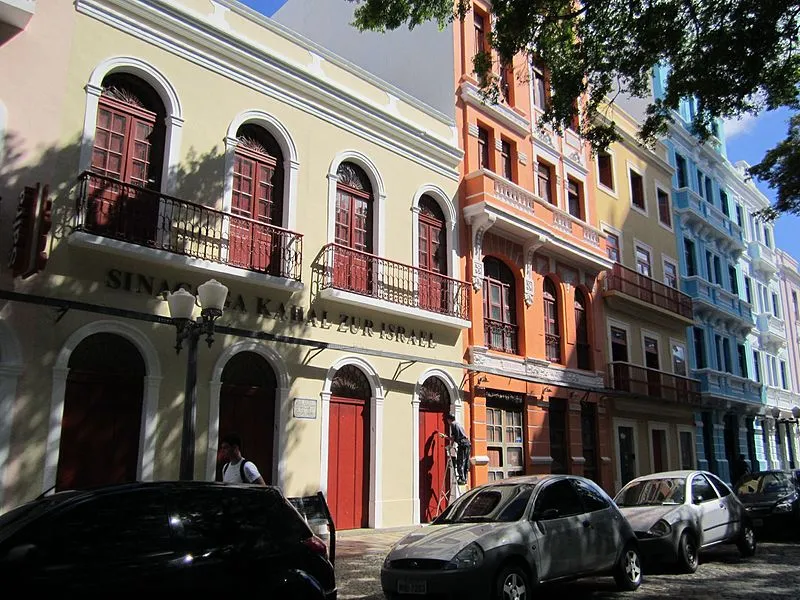 Fachada colorida da Sinagoga Kahal Zur Israel no bairro do Recife Antigo, em Pernambuco